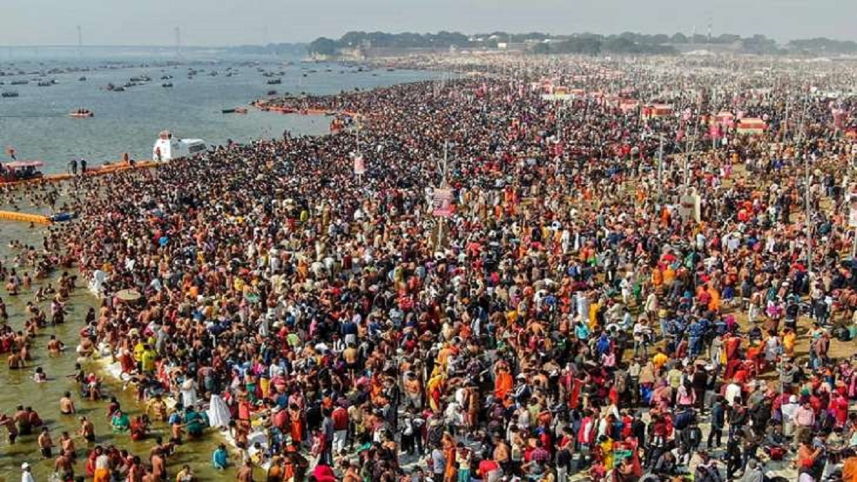 महाकुंभ में चल दिया लोगों का हुजुम, उमड़ा जनसैलाब