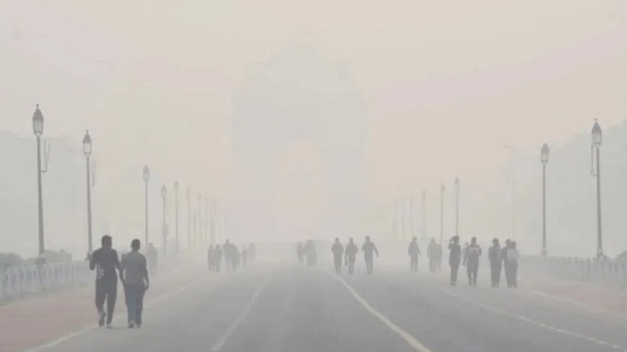 उत्तर भारत मौसम; दिल्ली में बारिश, यूपी में घना कोहरा, राजस्थान में ओले