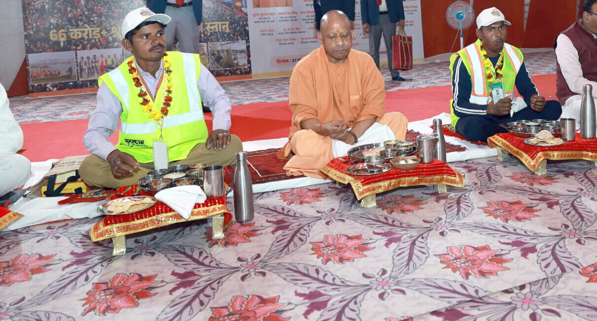 मुख्यमंत्री योगी आदित्यनाथ ने सफाईकर्मियों के साथ किया भोजन, दिया समरसता का संदेश