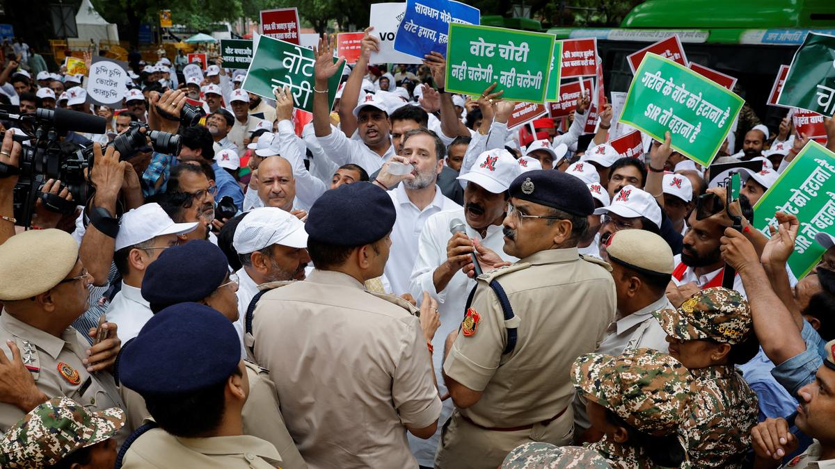 वोट चोरी’’ के खिलाफ विपक्षी दलों के सांसदों का विरोध प्रदर्शन, विरोध प्रदर्शन में 300 सांसद शामिल
