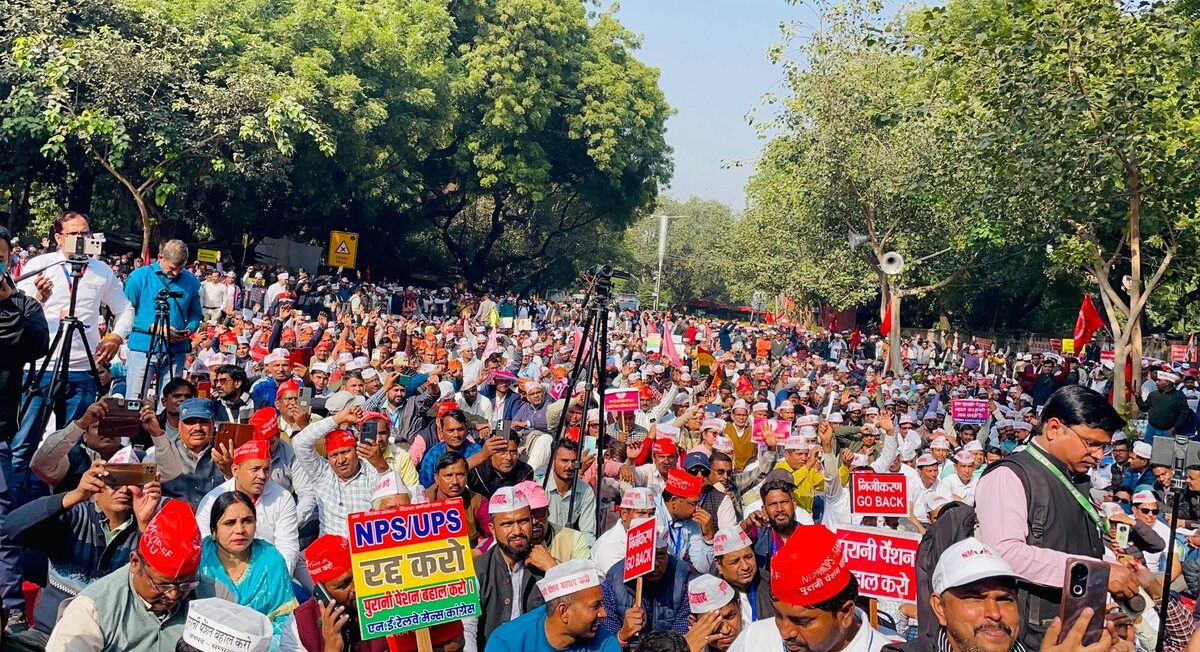 employees-protest-for-restoration-of-old-pension- delhi