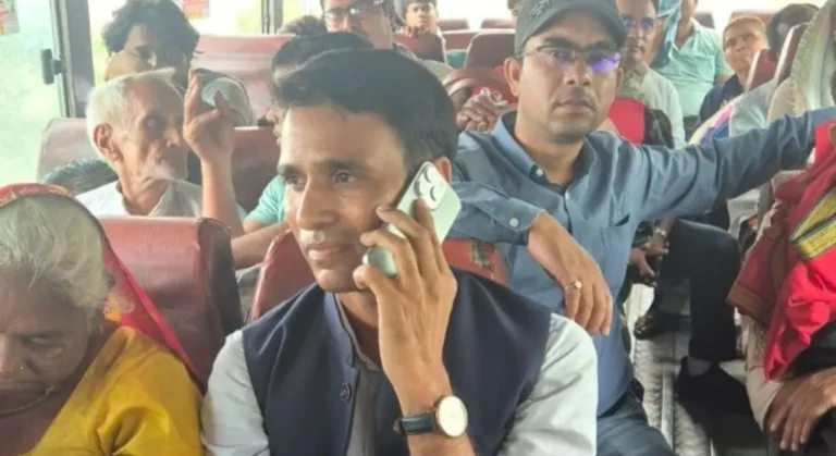 BJP-Mantri hathras -yatendra-sharma-travel by bus