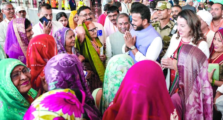 first-commercial-flight-from-noida-international-airport-farmers-were-honored