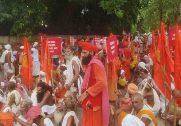 sadhu sant protest in delhi ram mandir chori